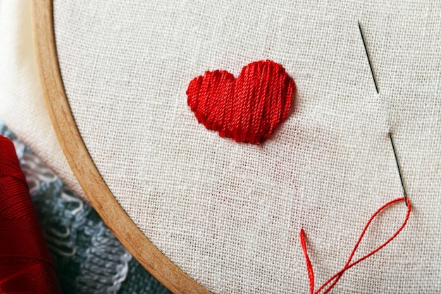 haftowane serce na tkaninie