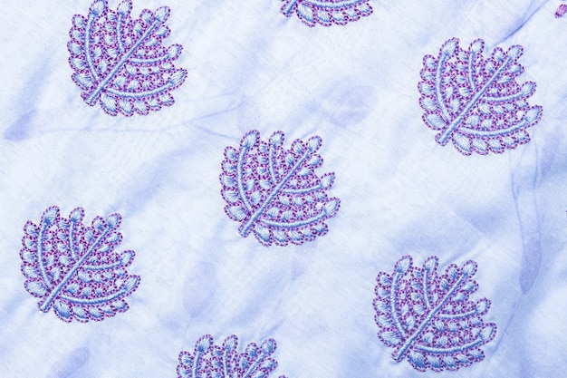 haftowany wzór na materiale